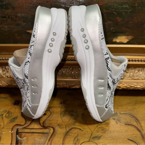 Easy Spirit Travel Time Slip On mule Gray Silver Sparkle Snake Pattern Size 8 M - Picture 16 of 16